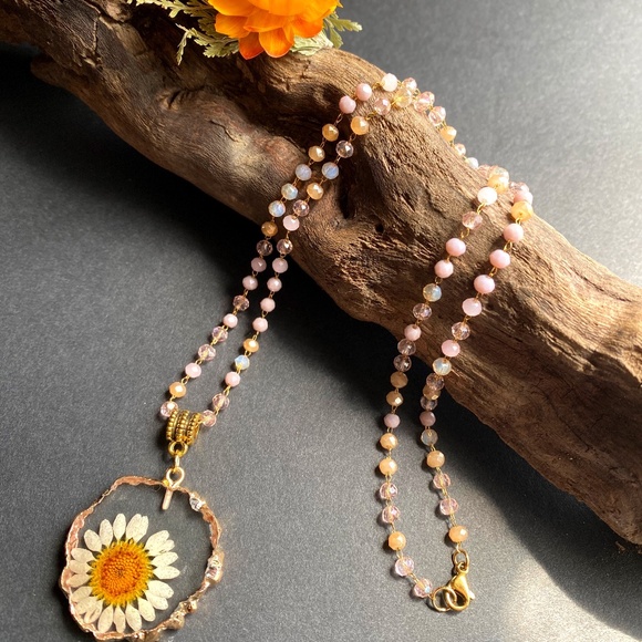 Austrian Crystal Resin Flower Minimalist Necklace - Picture 1 of 6
